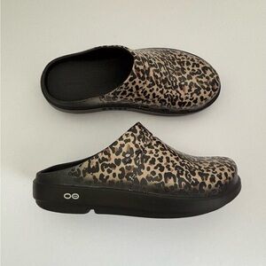 Oofos OOcloog Leopard Cheetah Print Recovery Clogs Size Women's 10 Men's 8